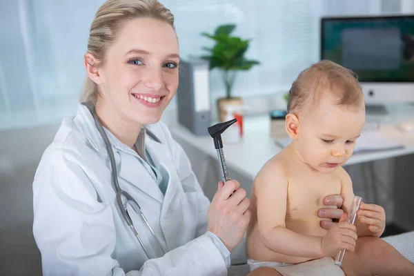 Médecin Examinant Petit Bébé Avec Spéculum Auriculaire Clinique — Photo