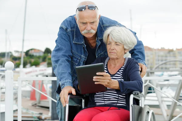 Preciosa Pareja Ancianos Usando Tableta — Foto de Stock