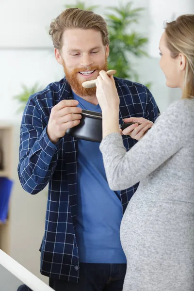 Mulher Segurando Uma Colher Madeira Lado Homem Para Degustação — Fotografia de Stock