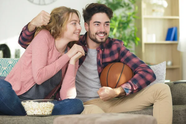 Junges Paar Schaut Basketballspiel Fernsehen — Stockfoto