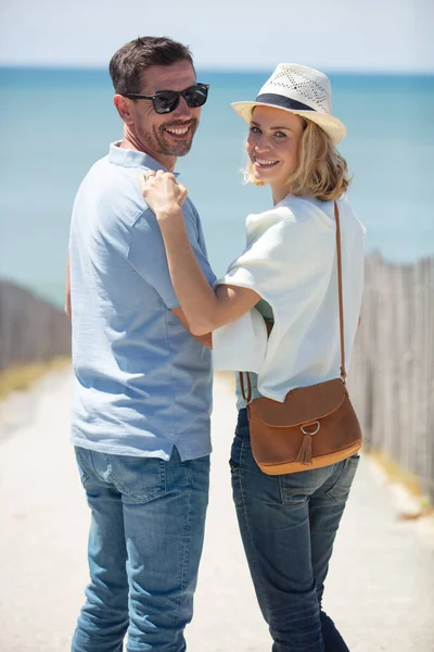 Happy Couple Going Honeymoon Travel Sand Beach — Stock Photo, Image