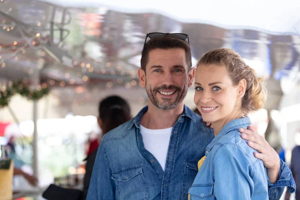 Glückliches Paar Beim Einkaufen Auf Dem Lokalen Markt — Stockfoto