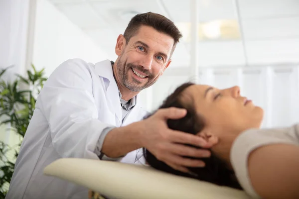 Young Couple Receiving Head Massage Beauty Spa — Stock Photo, Image