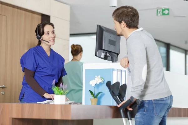 Uomo Che Parla Con Infermiera Femminile Del Suo Appuntamento Ospedale — Foto Stock