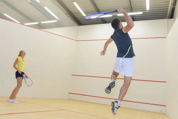 Pareja Con Raquetas Squash Club Entrenamiento Indoor — Foto de Stock