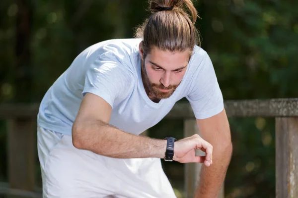 Smartwatch Corredor Homem Verificando Progresso Relógio Esporte Fitness Inteligente — Fotografia de Stock