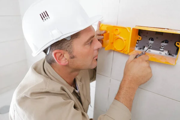 Ein Elektriker Inspiziert Einen Kasten — Stockfoto