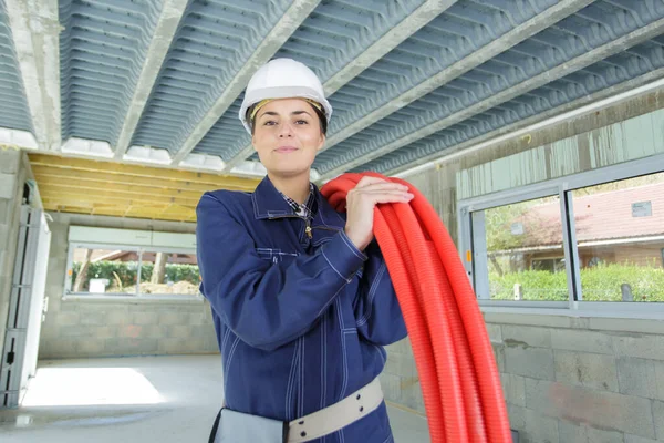 積極的な態度を持つ女性建設労働者 — ストック写真