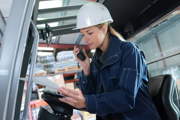 Retrato Una Mujer Conduciendo Carretilla Elevadora Usando Walkie Talkie — Foto de Stock