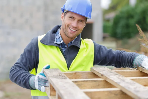 Hombre Moviendo Paletas Madera Sitio Construcción — Foto de Stock