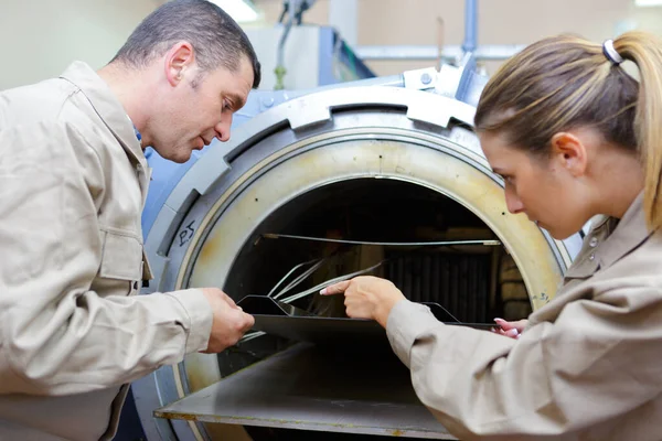 Werknemers Die Plaatmetaal Uit Oven Nemen — Stockfoto