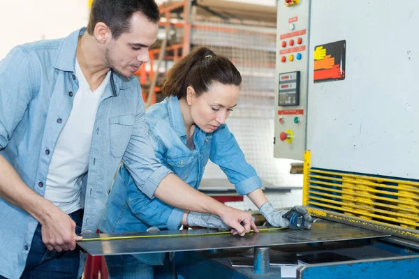 Lavoratori Che Detengono Lamiere Officina — Foto Stock