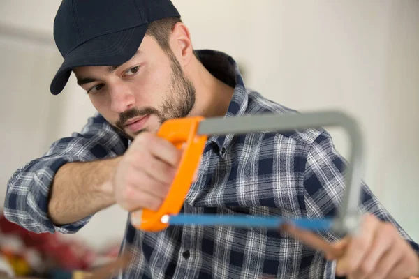 Handwerker Schneidet Kupferrohr Mit Säge — Stockfoto