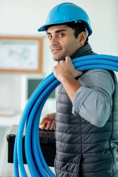 Construtor Com Carretel Tubo Azul Sobre Ombro — Fotografia de Stock