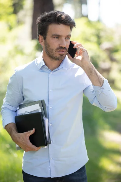 Homem Telefone Está Ligado Parque — Fotografia de Stock