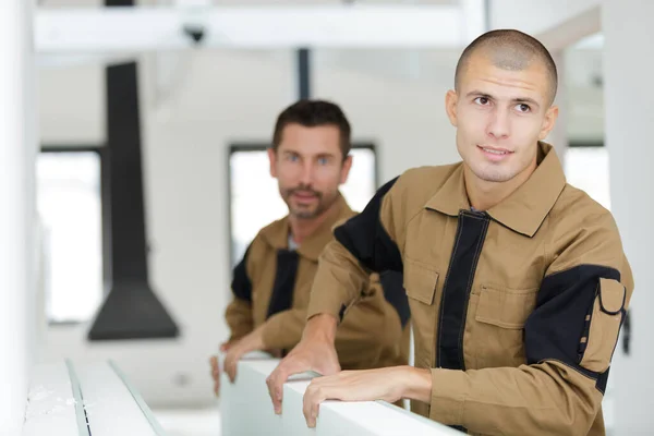 Hombre Como Constructor Que Lleva Madera Trabajo — Foto de Stock