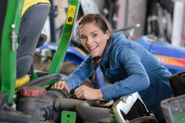 Kadın Çim Biçme Makinesi Tamircisi Gülümsüyor — Stok fotoğraf