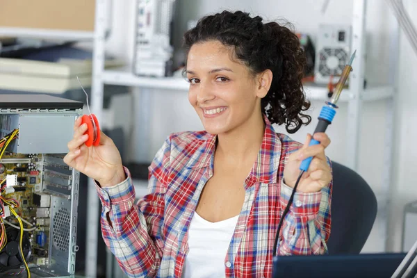 Mulher Feliz Mostrando Ferramentas Para Computador Solda — Fotografia de Stock