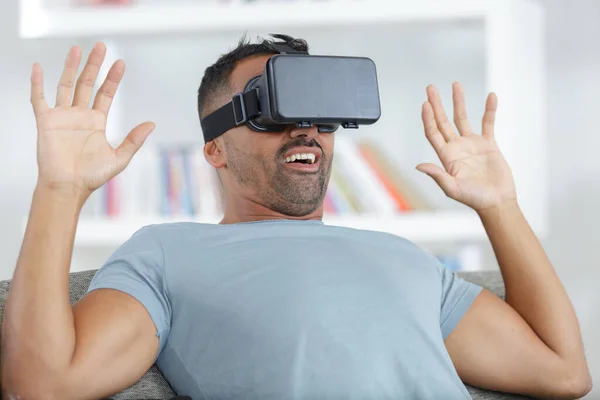Muž Těší Zkušenosti Virtuální Reality — Stock fotografie
