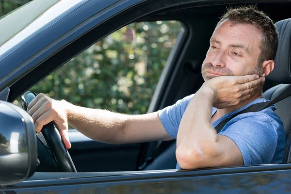 フラストレーションを感じながら運転する男性は — ストック写真