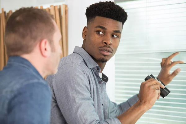 Twee Mannen Stonden Bij Raamgordijnen Met Verrekijker — Stockfoto