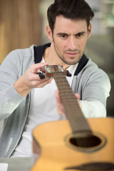 Carpintero Inspecciona Cuello Guitarra Madera Taller —  Fotos de Stock