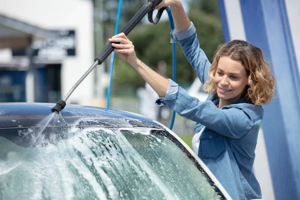 Frau Reinigt Auto Mit Hochdruckwasser — Stockfoto