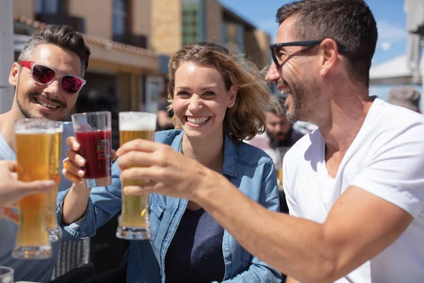 Bir Grup Arkadaş Dışarıda Bira Içiyor — Stok fotoğraf