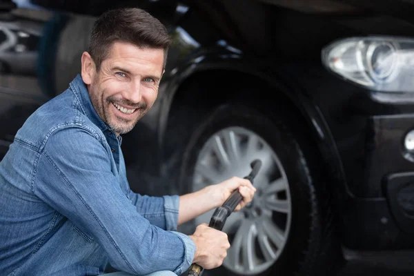 Homem Limpando Suas Rodas Carro Com Uma Arruela Pressão — Fotografia de Stock