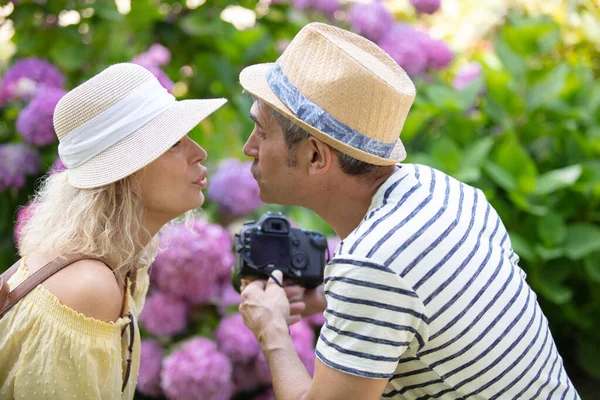 Pareja Mayor Inclinándose Uno Hacia Otro Para Beso —  Fotos de Stock