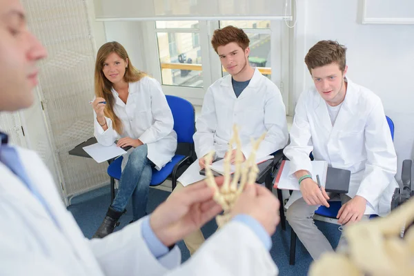 Doctor Mostrando Los Estudiantes Mano Esqueleto —  Fotos de Stock