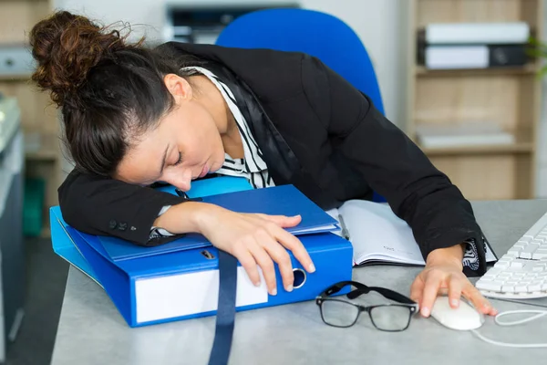 Retrato Trabalhadora Escritório Dormindo — Fotografia de Stock