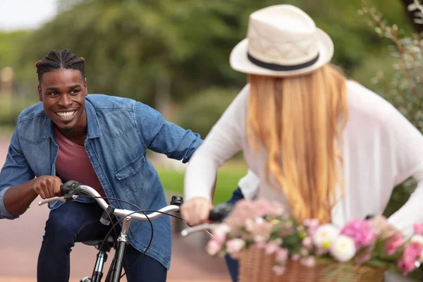 幸せなカップルが自転車でお互いを追いかけ — ストック写真