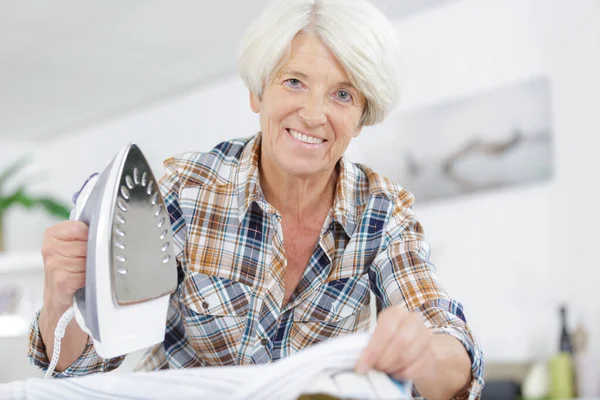 Lycklig Mogen Kvinna Med Järn — Stockfoto