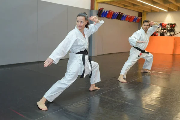 Beyaz Kimonolu Kadın Erkek Siyah Kuşaklı Karate Eğitimi Alıyor — Stok fotoğraf