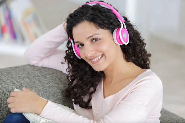 Una Mujer Feliz Con Auriculares —  Fotos de Stock