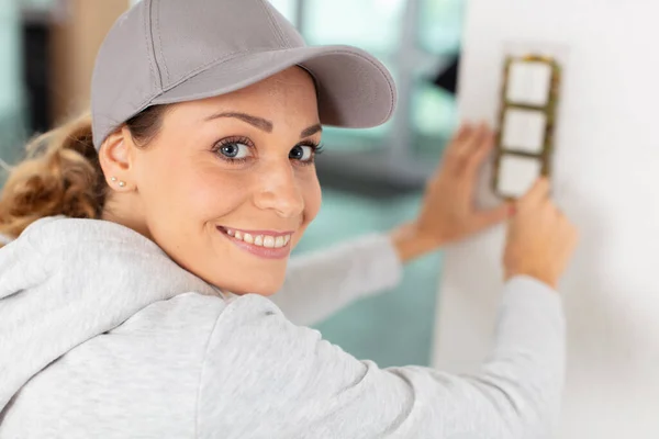 Dame Installiert Einen Dreifachen Lichtschalter — Stockfoto