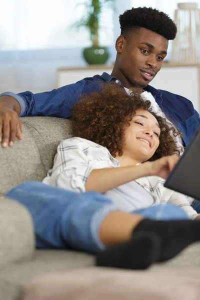 Paar Entspannt Auf Dem Sofa — Stockfoto