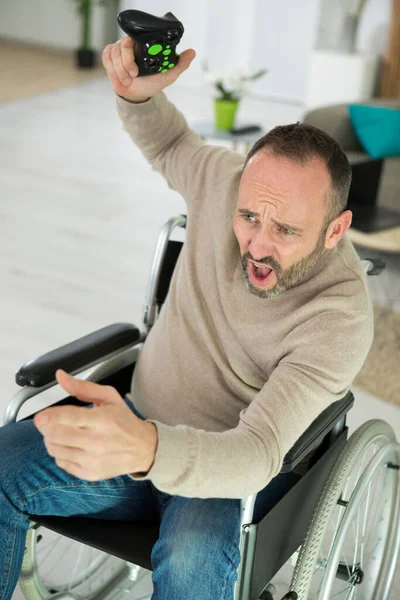 Handikappad Man Som Spelar Dataspel Rehabiliteringen — Stockfoto