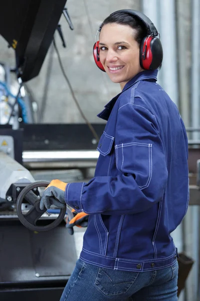 Vrouwelijke Ingenieur Met Industriële Pijpleidingen — Stockfoto