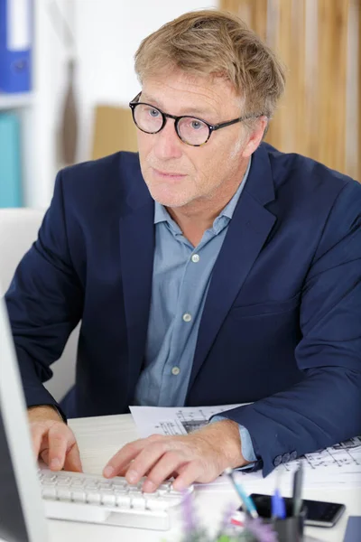 Succesvolle Mannelijke Ondernemer Werken Laptop — Stockfoto