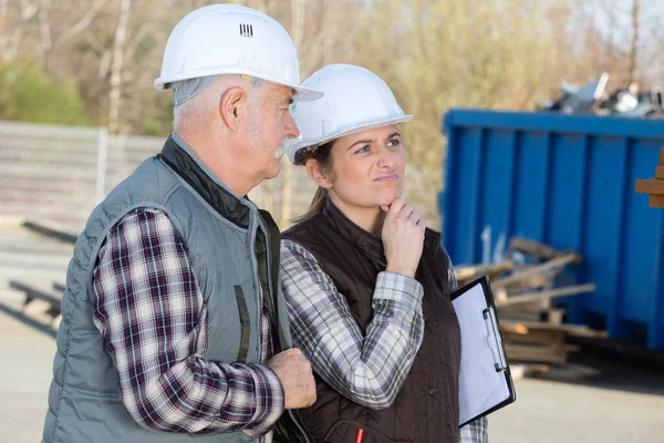 Constructeur Féminin Confus Avec Senior Extérieur — Photo