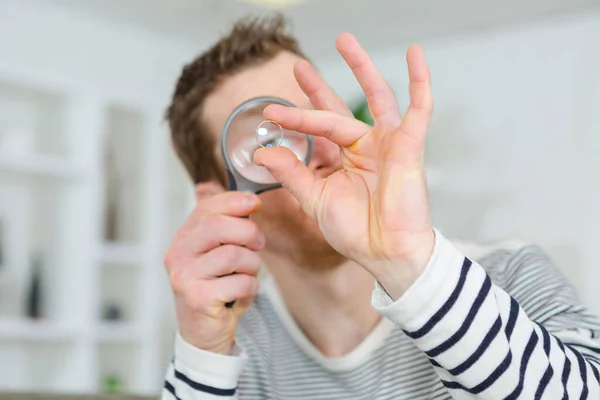 Άνθρωπος Που Επιθεωρεί Ένα Μικροσκοπικό Αντικείμενο Χρησιμοποιώντας Μεγεθυντικό Φακό — Φωτογραφία Αρχείου