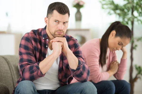 Casal Sofá Ignorando Uns Aos Outros Depois Uma Discussão — Fotografia de Stock