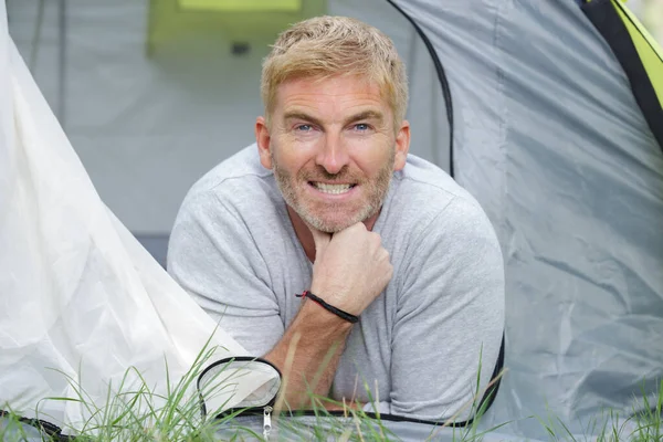 Uomo Maturo Guardando Fuori Attraverso Porta Della Sua Tenda — Foto Stock