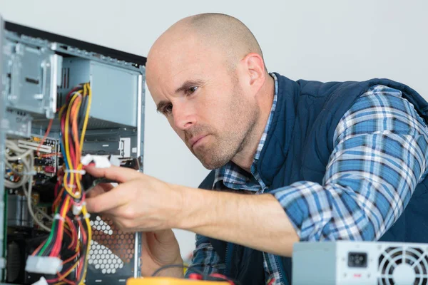 Mãos Técnico Que Repara Computador — Fotografia de Stock