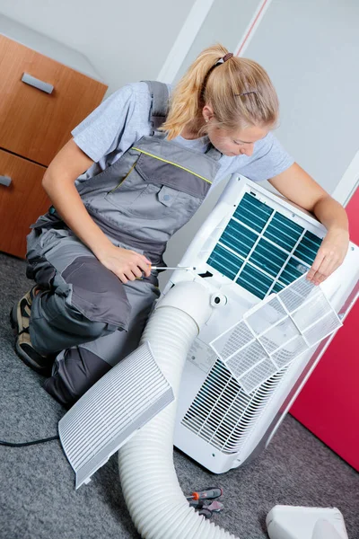 Arbeiterin Arbeitet Einer Klimaanlage — Stockfoto