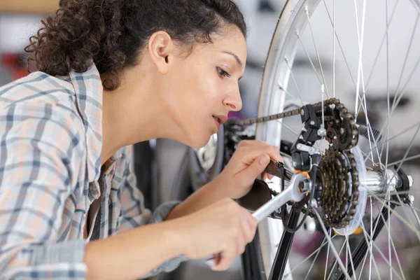 Porträt Einer Fahrradmechanikerin — Stockfoto