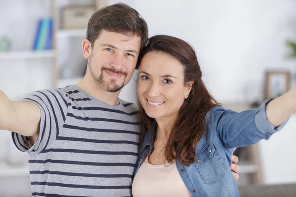 Pareja Tomando Autorretrato Con Teléfono Inteligente — Foto de Stock