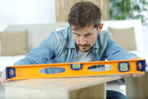 Hombre Que Mide Pieza Madera Para Montaje Muebles — Foto de Stock